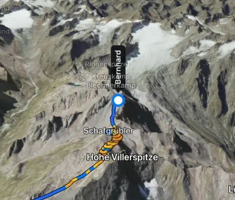 3D-Replay in Tirol: der Steigflug in Orange und Gelb, mit Gipfelnamen im Gelände
