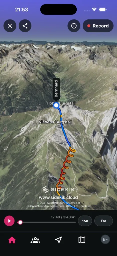 3D-Replay in einem Steigflug. Die Spur wird in der Thermik orange, die Steuerung steht auf 16× und weit herausgezoomt.
