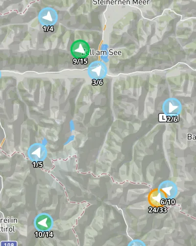 Live wind values with direction arrows and coloured circles on the Sidekik map