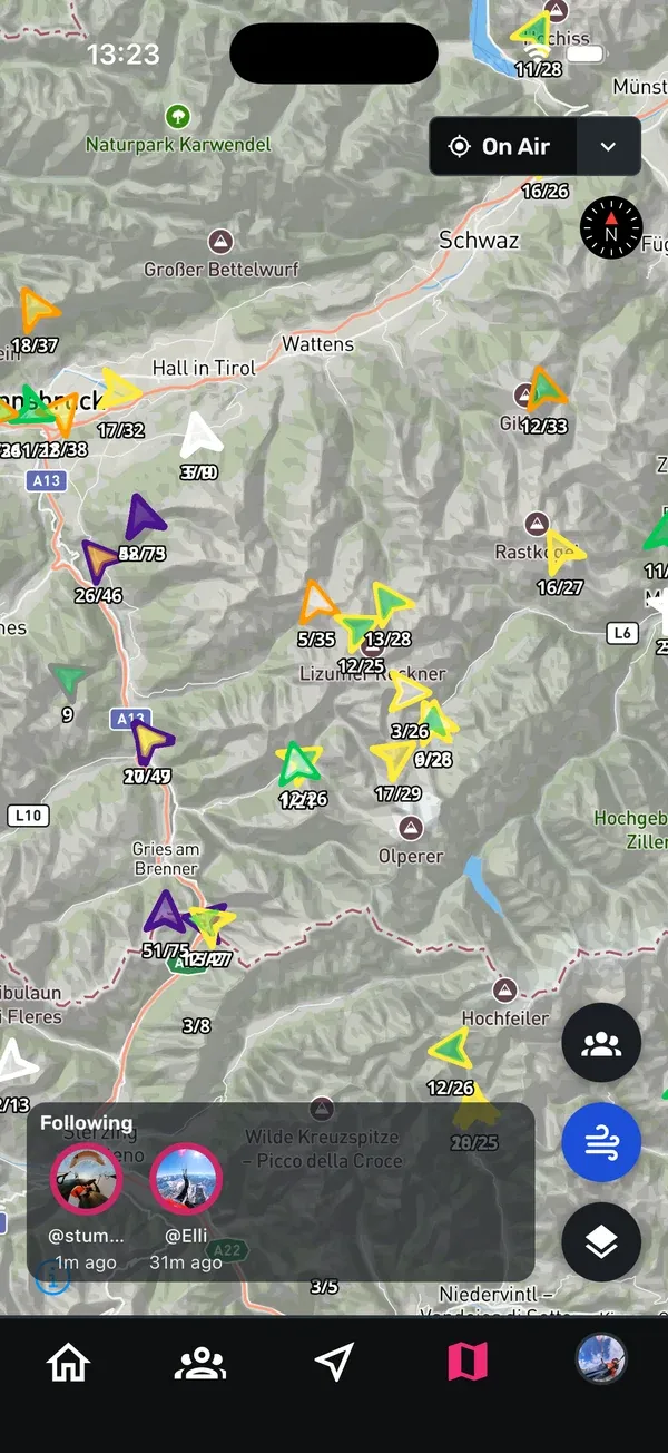 Karte mit Windstationen als farbige Pfeile mit Windgeschwindigkeit und Böen